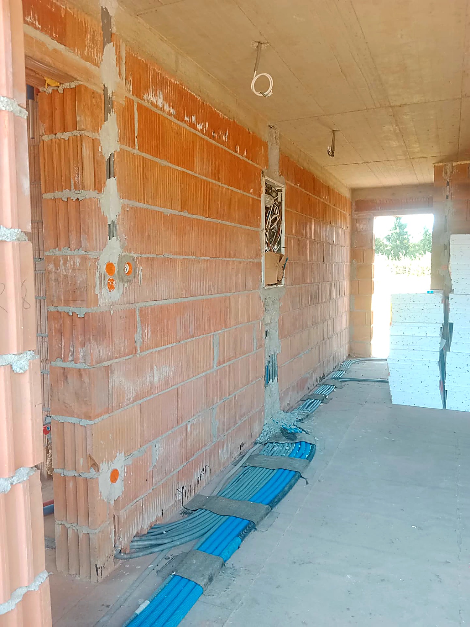 Instalacja elektryczna w stanie surowym — przewody w peszlach