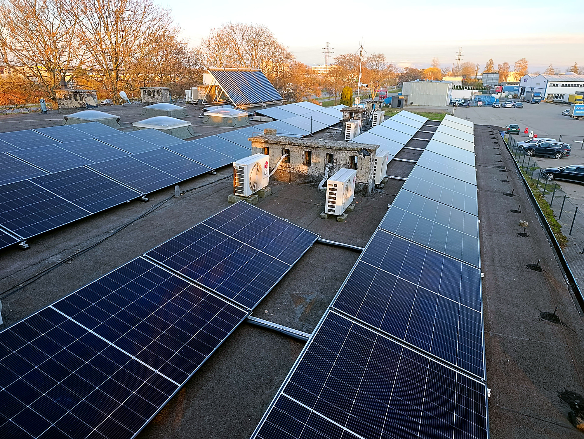 Duża instalacja PV na dachu płaskim obiektu przemysłowego