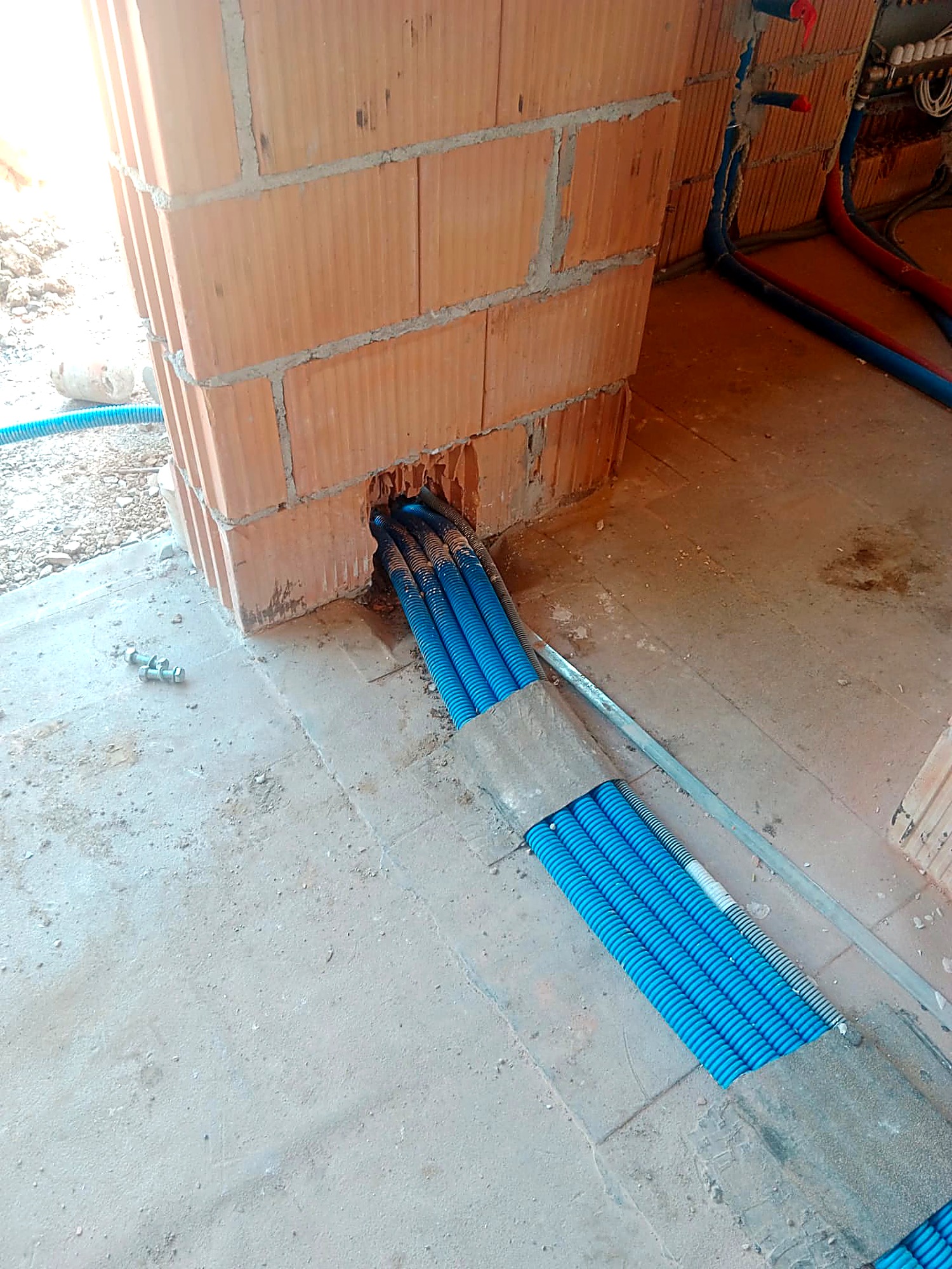 Peszle i przewody elektryczne prowadzone w posadzce
