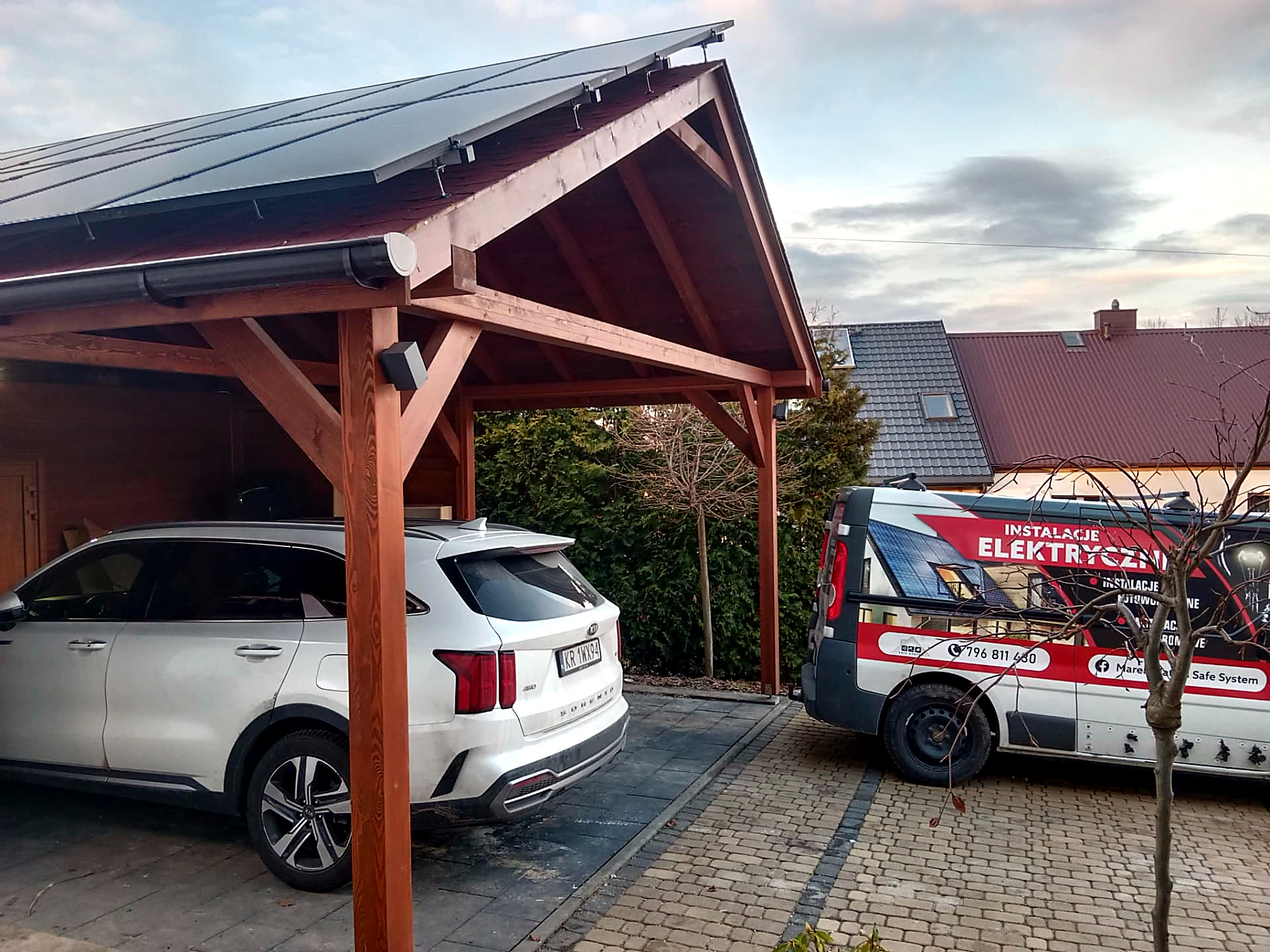 Carport z panelami fotowoltaicznymi i stanowiskiem dla auta elektrycznego