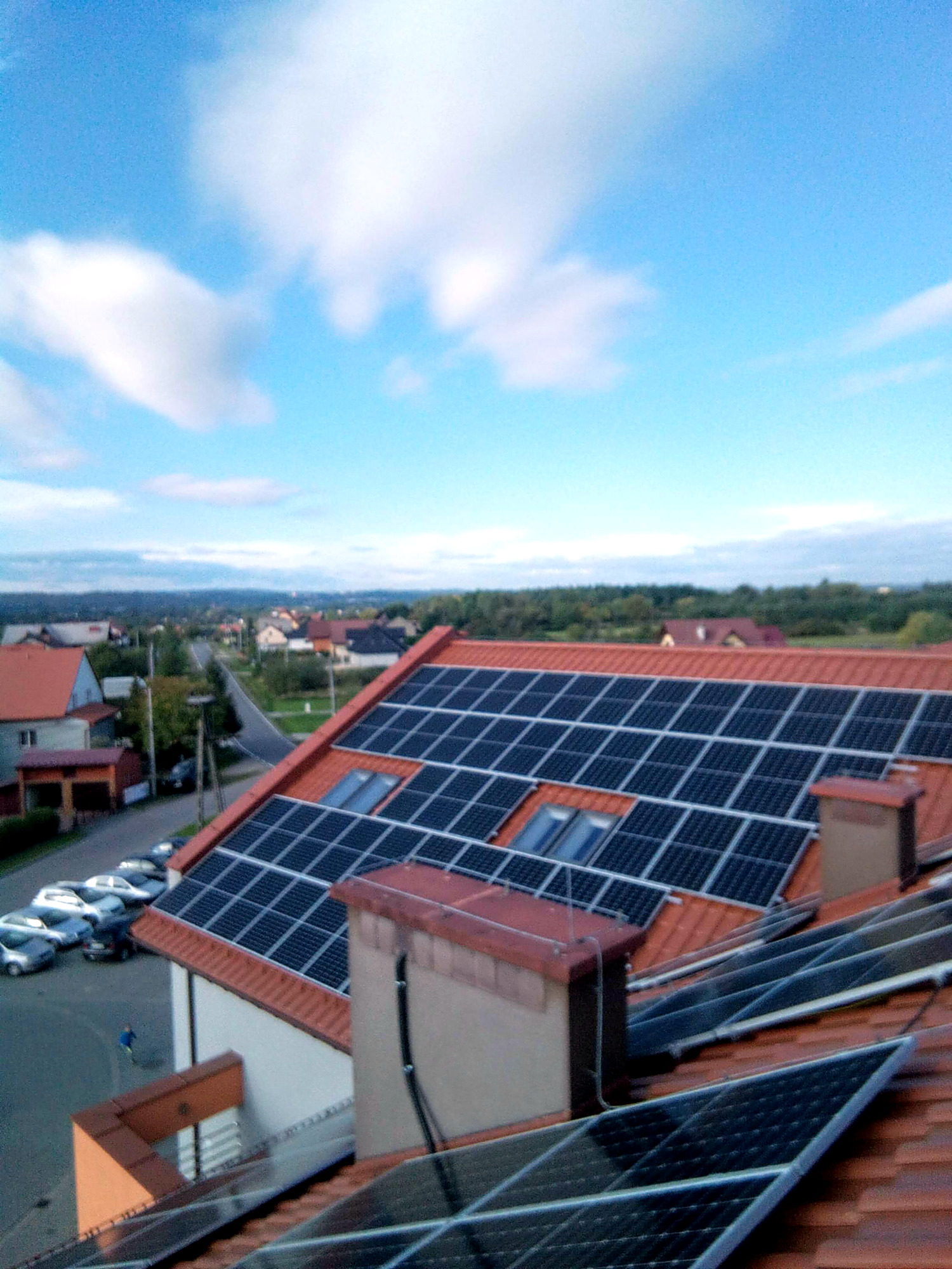 Instalacja PV na dachu skośnym z dachówką ceramiczną