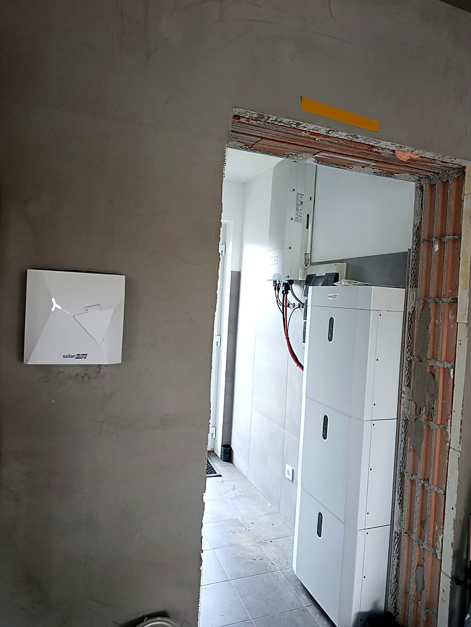 Magazyn energii SolarEdge i sterownik systemu w budynku