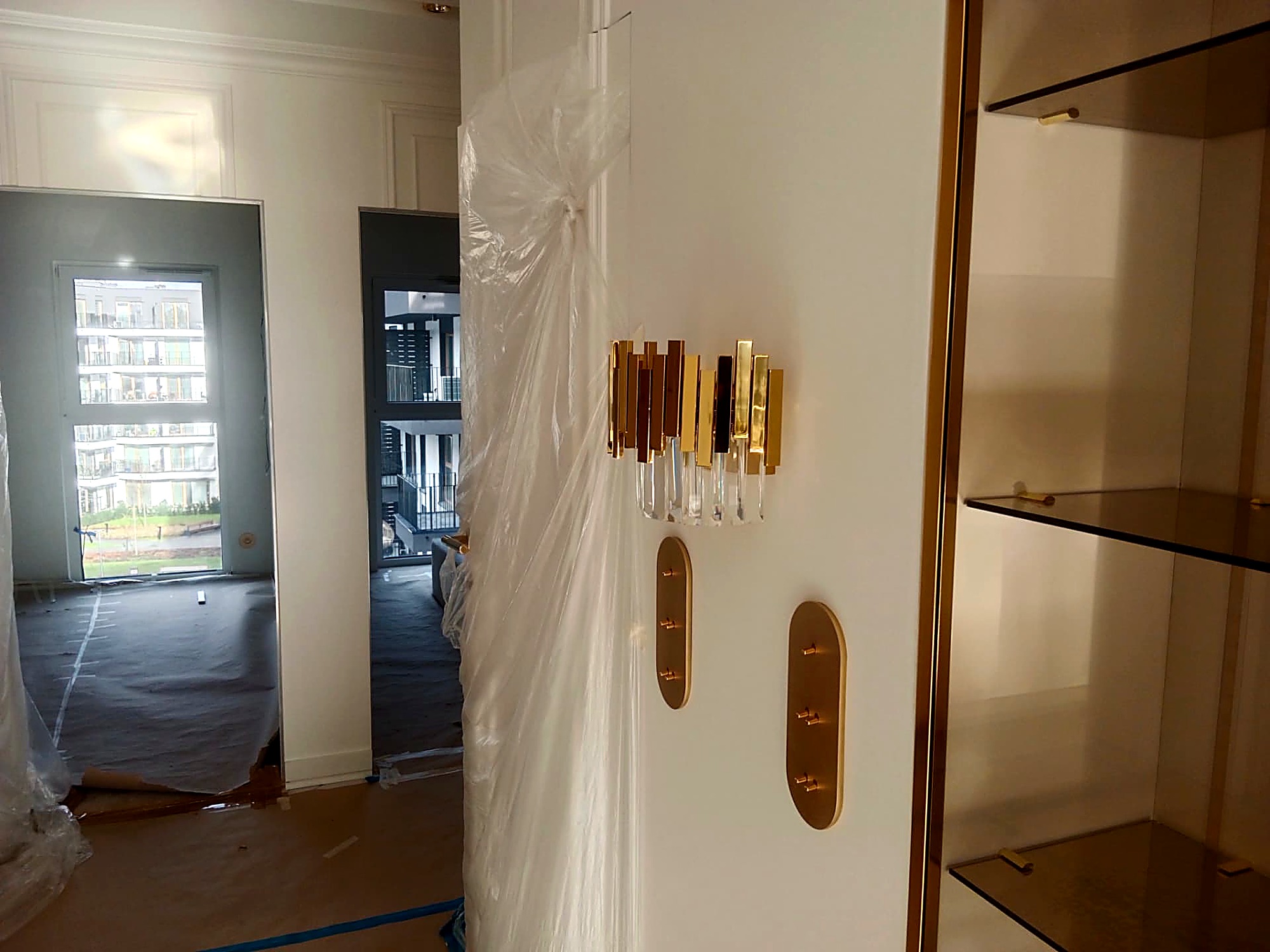 Montaż designerskiego kinkietu i osprzętu w apartamencie