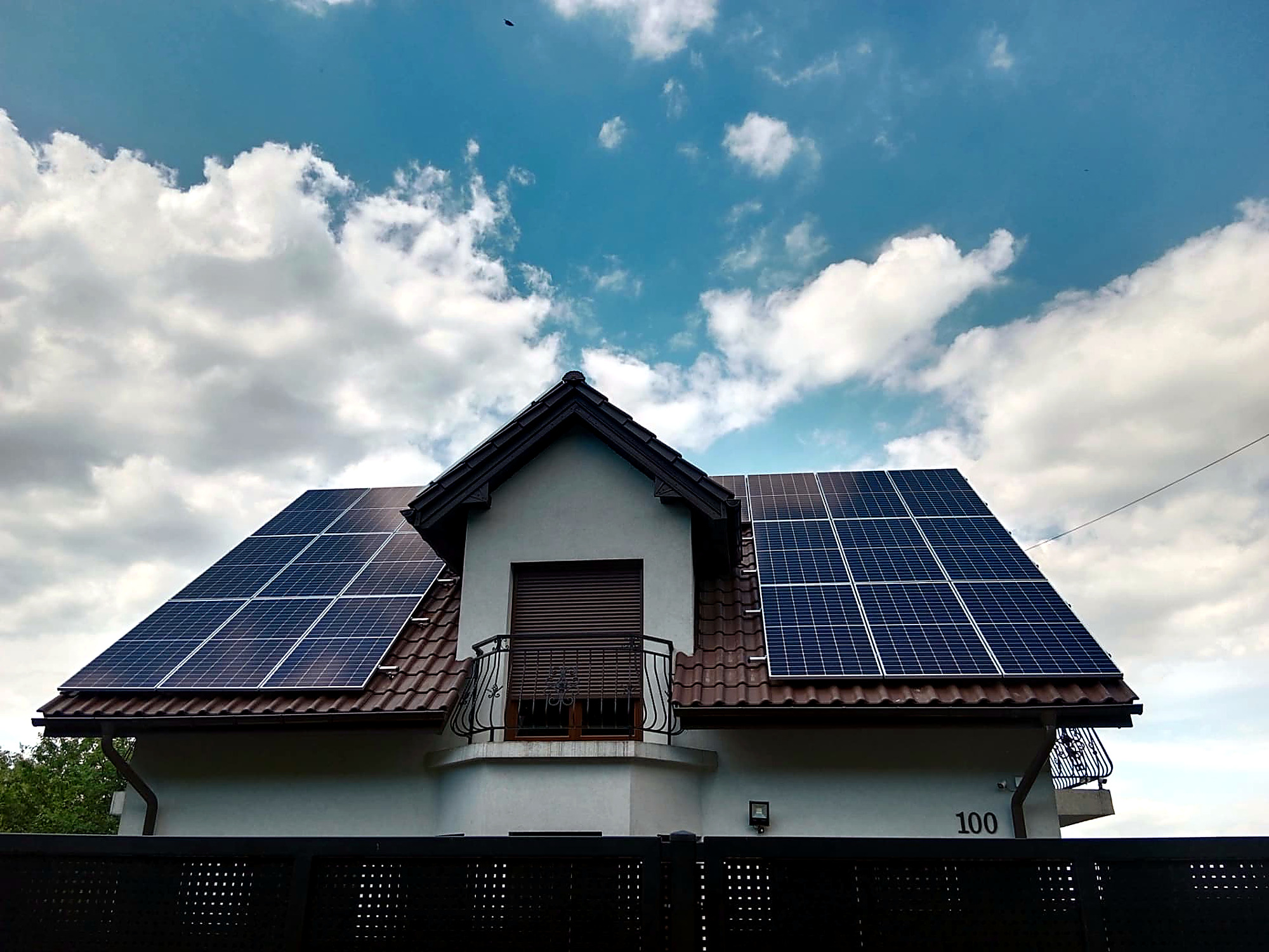 Panele PV na dachu domu jednorodzinnego z dachówką ceramiczną