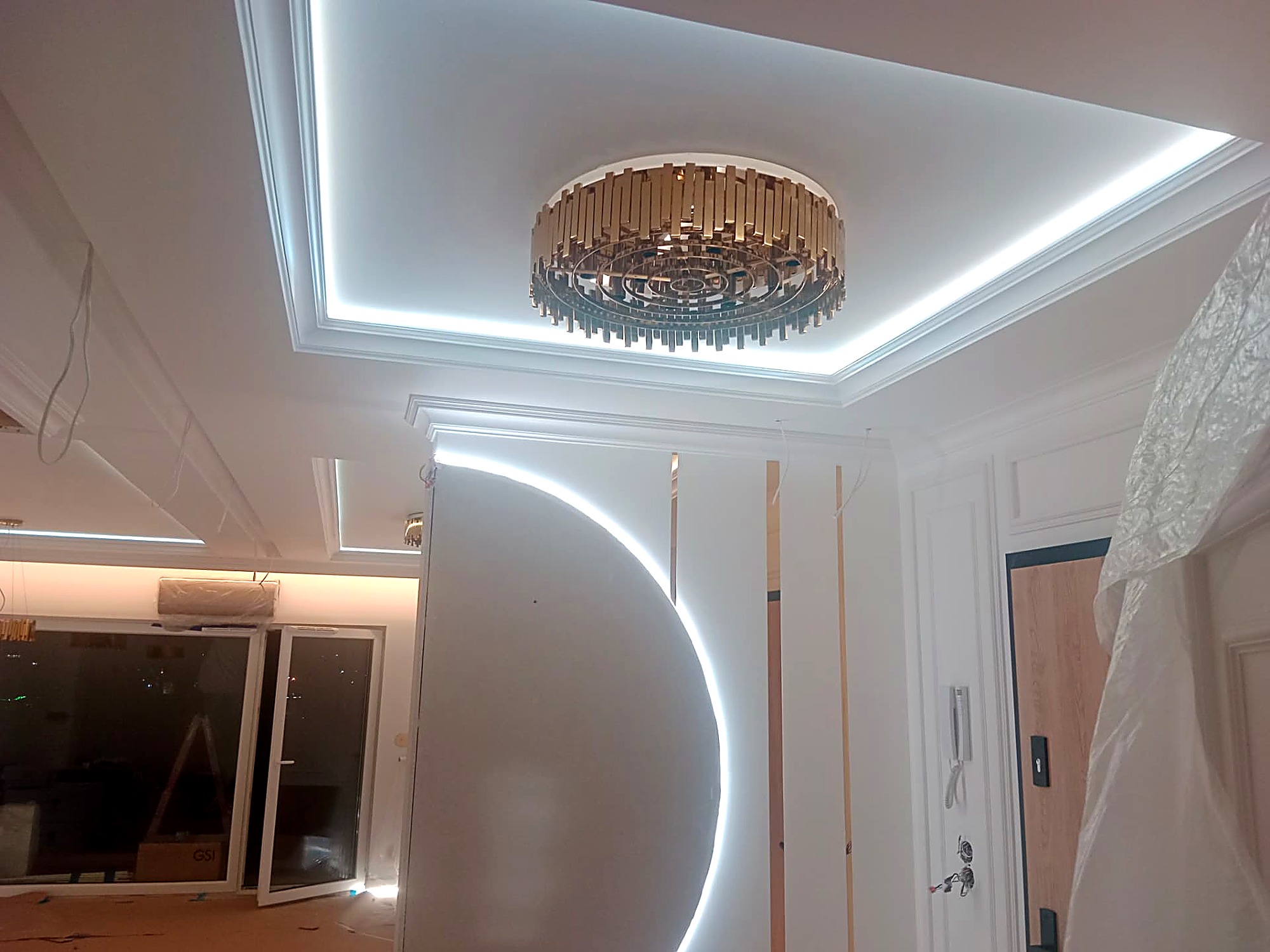Sufit podwieszany z oświetleniem LED i designerskim żyrandolem