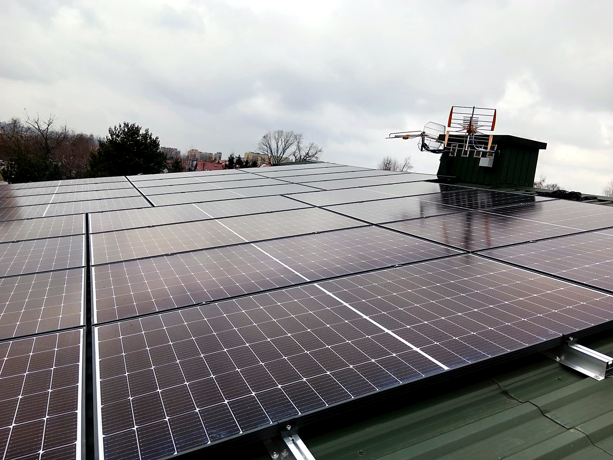 Instalacja PV na dachu płaskim budynku — panele w rzędach